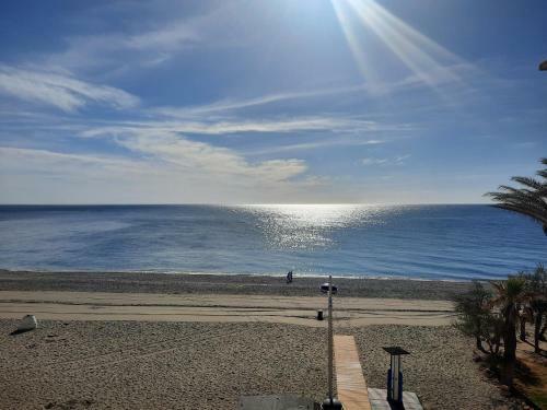 Apartamento Primera Linea De Playa A 10 Min Estepona