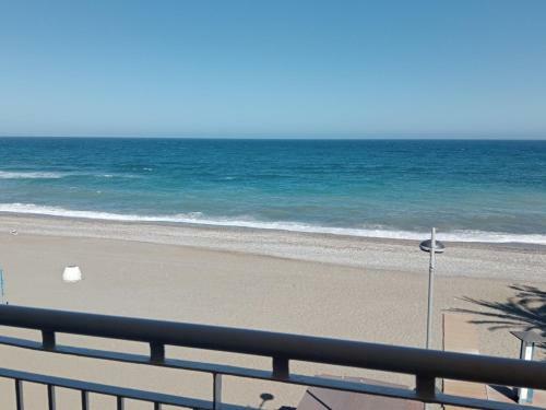 Apartamento Primera Linea De Playa A 10 Min Estepona