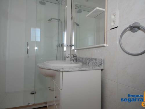 Apartamento Roda De Ber�, 4 Dormitorios, 8 Personas - Es-320-16