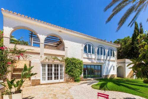 Villa Con Piscina Y Vistas Al Mar