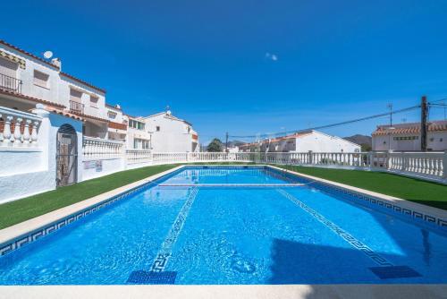 Maison De Vacances Avec Piscine Communautaire - Wehostyou