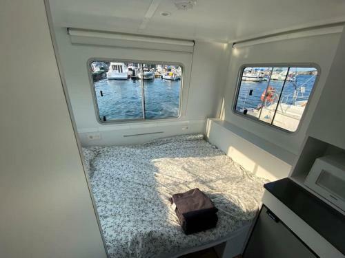 Casa Flotante Con Terraza En Un Marco Inigualable