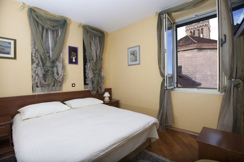 Hotel Peristil