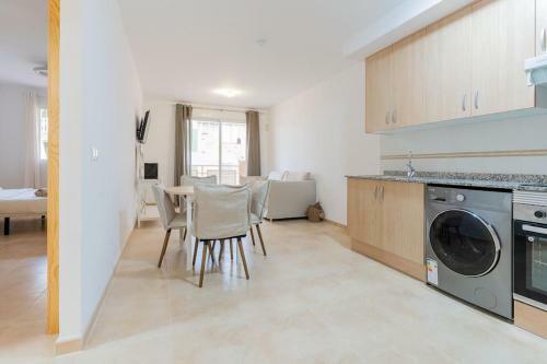 Apartamento Moncofa Beachside Retreat: Poolside Bliss