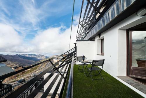 Cozy Apartment, Free Parking, Terrace & Views
