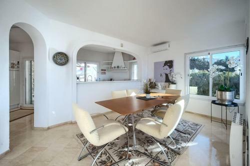 Paradise Villa Near Golf With Sea Views