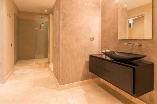 Exclusive 6 En Suite Bedroom Villa - Nag�eles