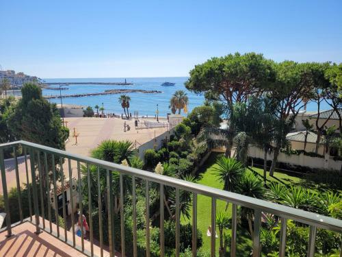 Beachfront Family Apartment In Puerto Banus