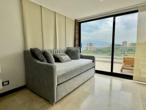 Apartamento 202 Family Haven In El Poblado: Spacious & Charming