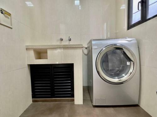 Apartamento 202 Family Haven In El Poblado: Spacious & Charming