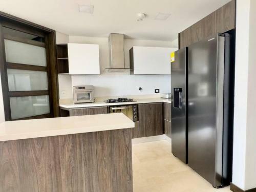 Apartamento 202 Family Haven In El Poblado: Spacious & Charming