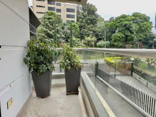 Apartamento 202 Family Haven In El Poblado: Spacious & Charming