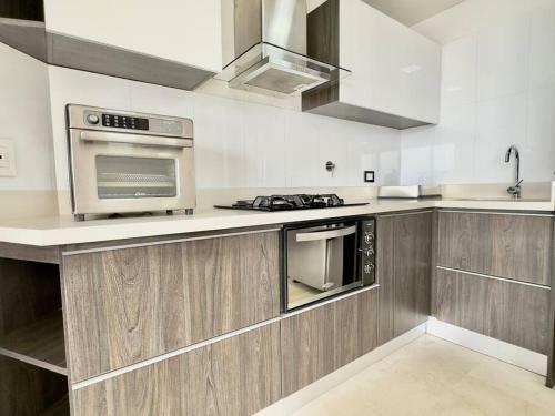 Apartamento 202 Family Haven In El Poblado: Spacious & Charming