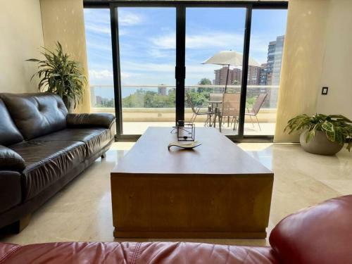 Apartamento 202 Family Haven In El Poblado: Spacious & Charming