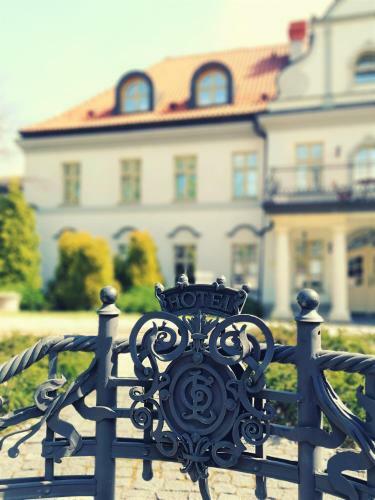 Hotel Pa?ac Czarny Las (50 Km Od Katowic)