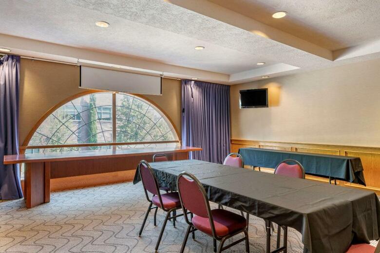 Hotel Comfort Suites Airport Salem