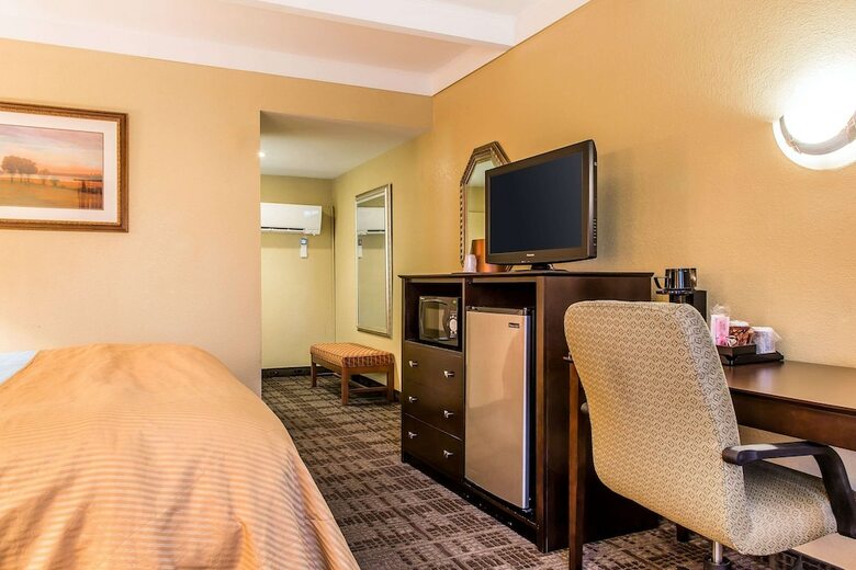 Clarion Hotel & Suites Hamden