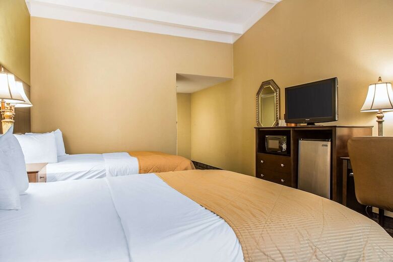 Clarion Hotel & Suites Hamden