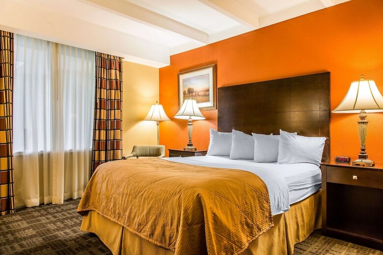 Clarion Hotel & Suites Hamden