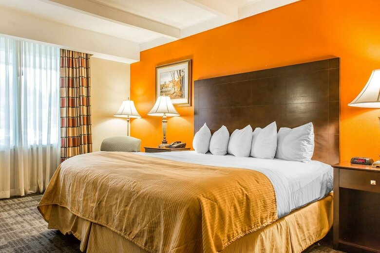 Clarion Hotel & Suites Hamden