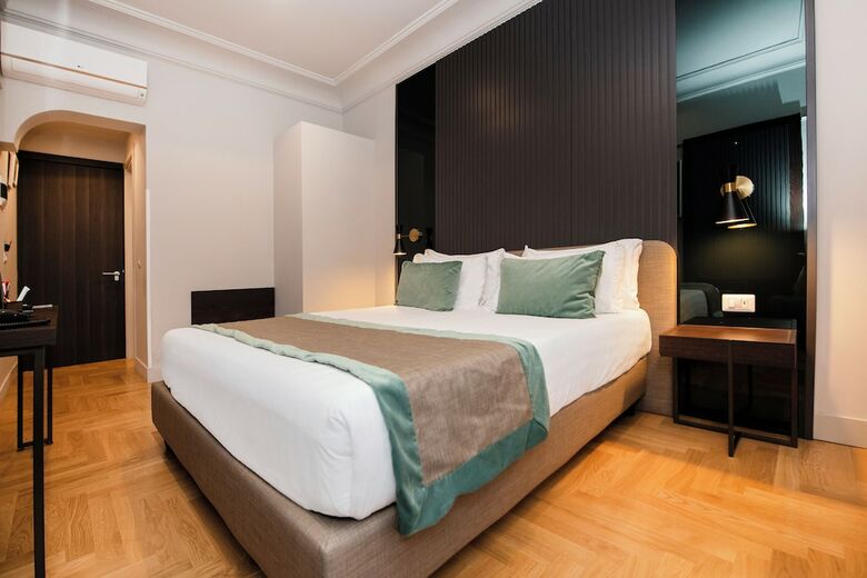 Hotel 77 Seventy-seven