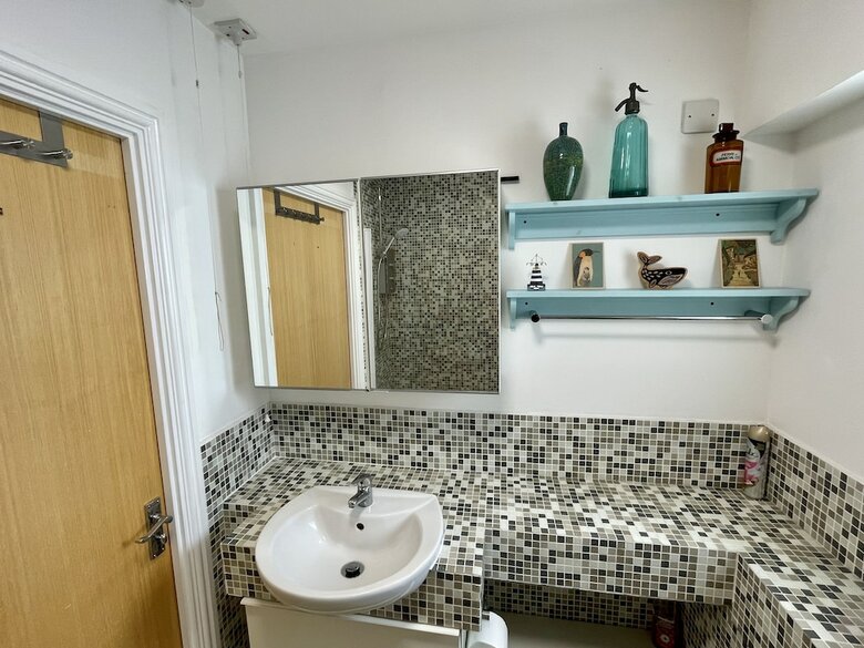 Bright 1 Double Bed Apartment Near Cabot Circus