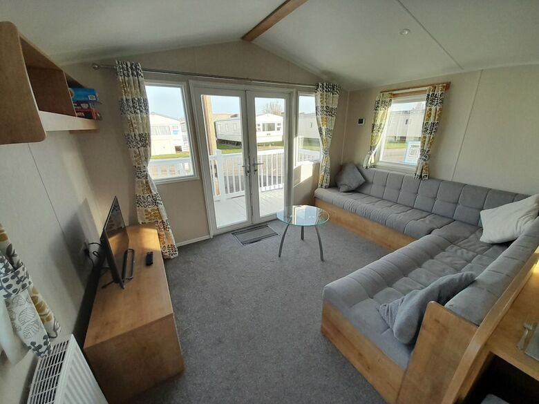Beautiful 3 Bed Caravan In Walton On The Naze