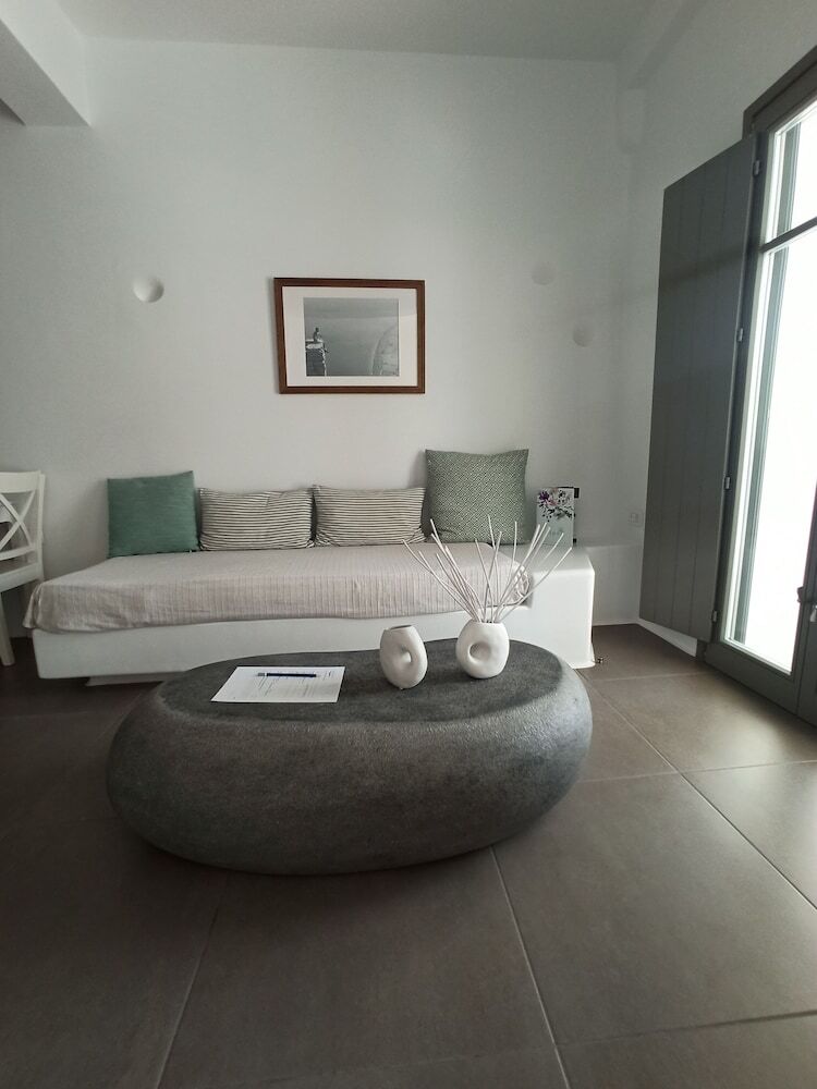 Amphitrite Suites Santorini