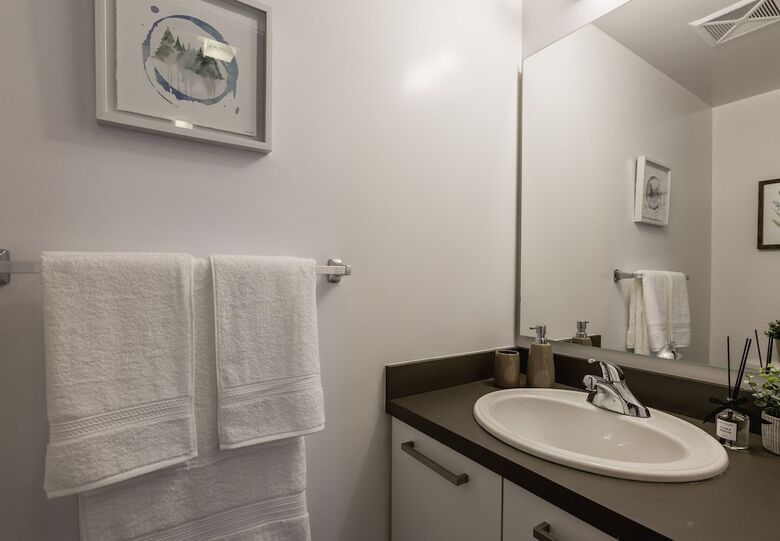 Hotel 12 York St Condo - Financial District