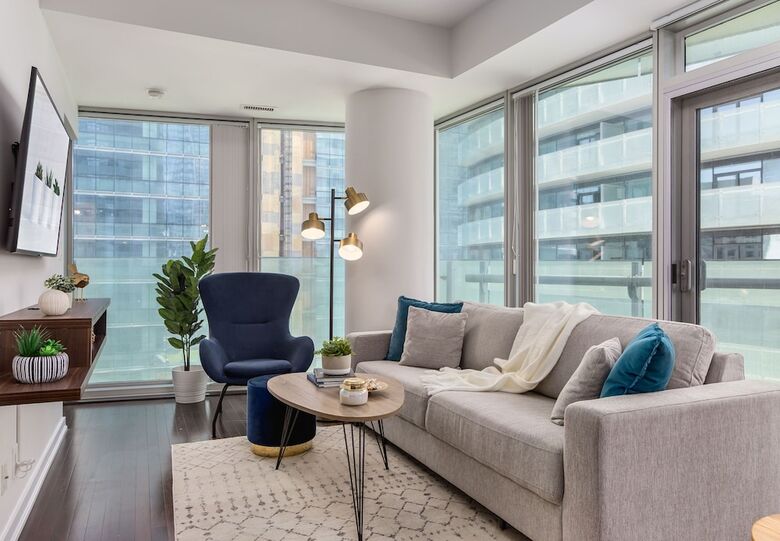 Hotel 12 York St Condo - Financial District