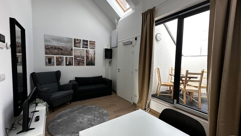 One Lux Stay Near Fashion District