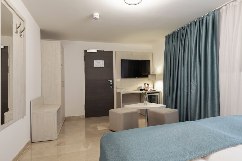 Apricot Hotel