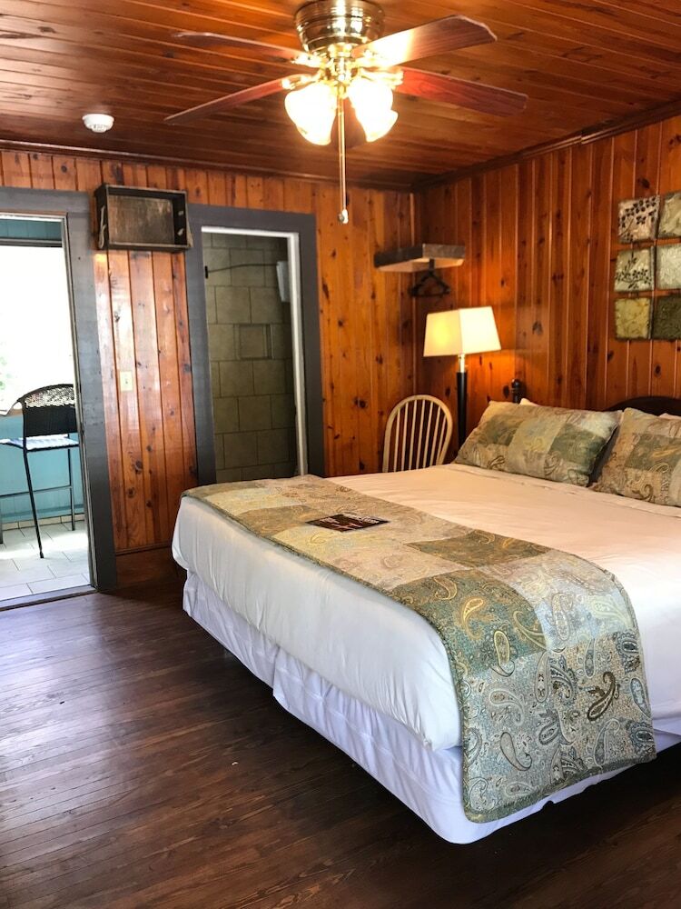 The Riverside Lodge At Chimney Rock
