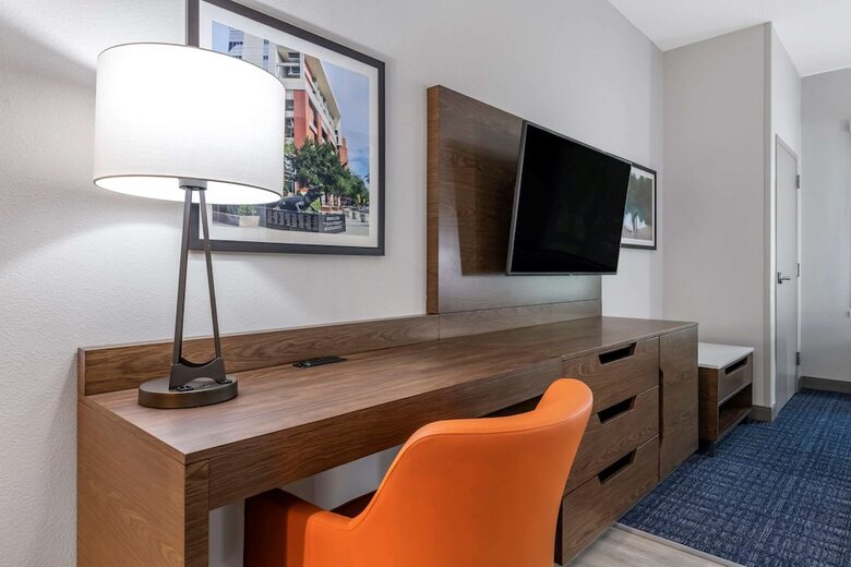 Hotel Comfort Suites Gainesville Near University