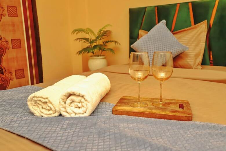 Hotel Roomshala 035 Premium Inn Noida Sec 15