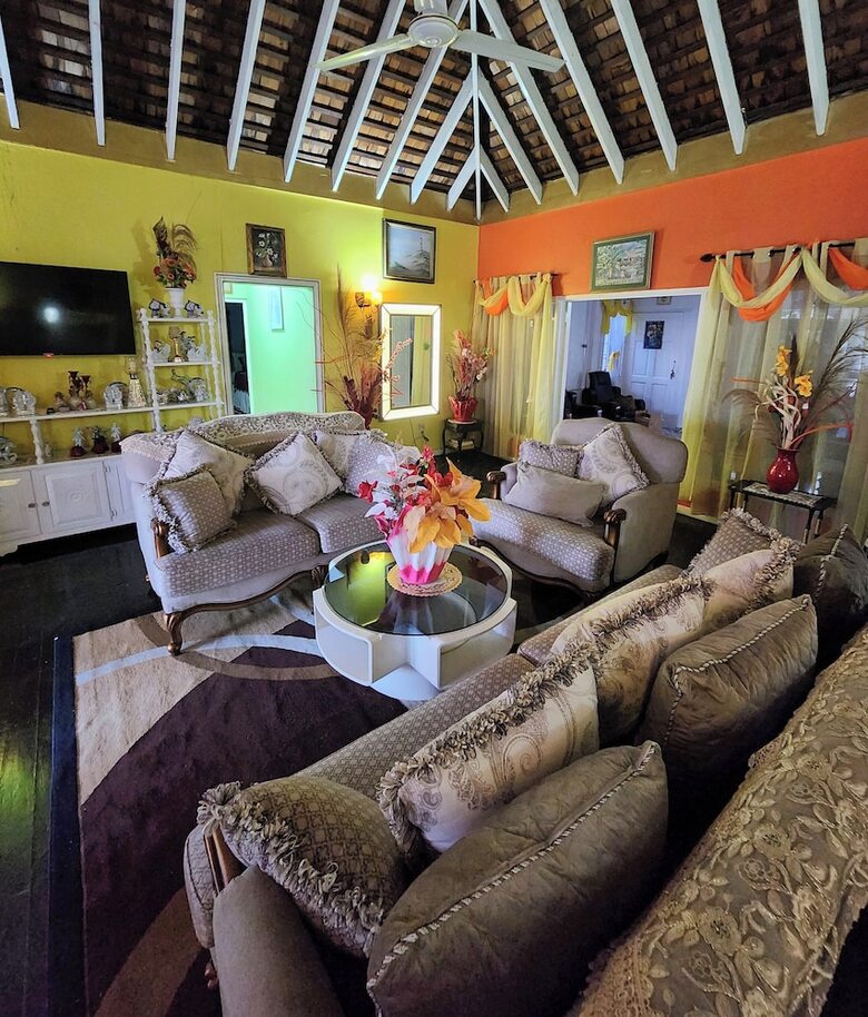 Bed & Breakfast 237 Bratton Ave