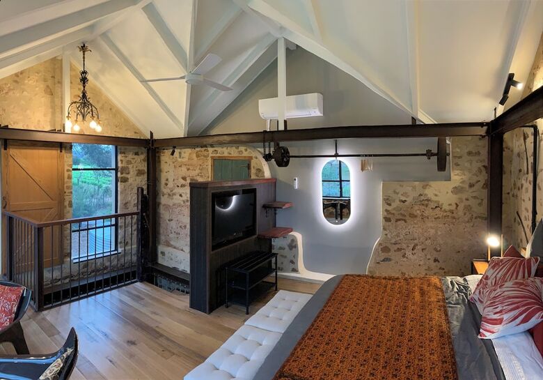 Bed & Breakfast Old Chaff Mill Retreat - - Luxury Vineyard Accommodation