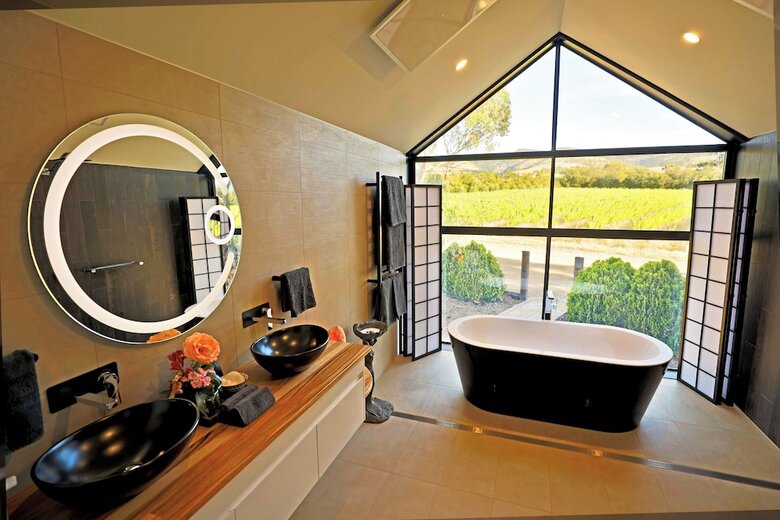 Bed & Breakfast Old Chaff Mill Retreat - - Luxury Vineyard Accommodation