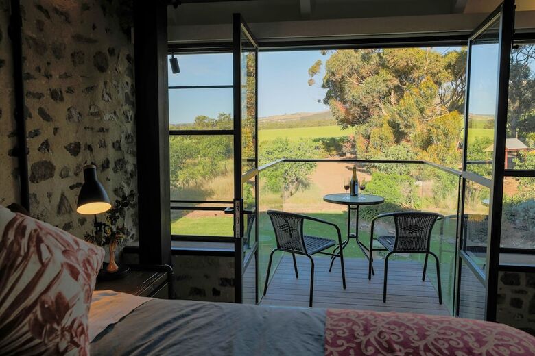 Bed & Breakfast Old Chaff Mill Retreat - - Luxury Vineyard Accommodation