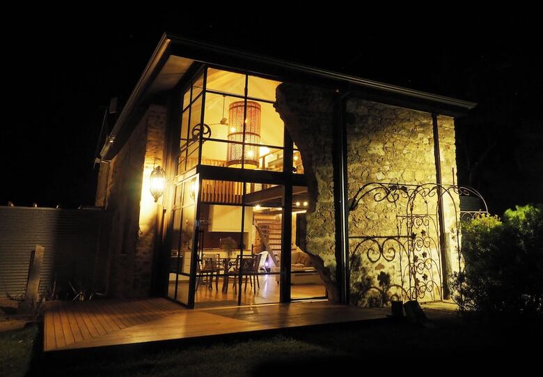 Bed & Breakfast Old Chaff Mill Retreat - - Luxury Vineyard Accommodation