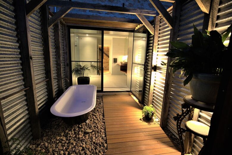 Bed & Breakfast Old Chaff Mill Retreat - - Luxury Vineyard Accommodation