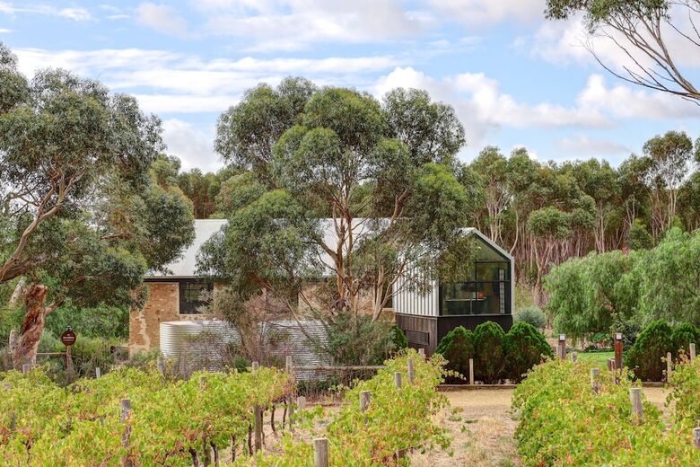 Bed & Breakfast Old Chaff Mill Retreat - - Luxury Vineyard Accommodation