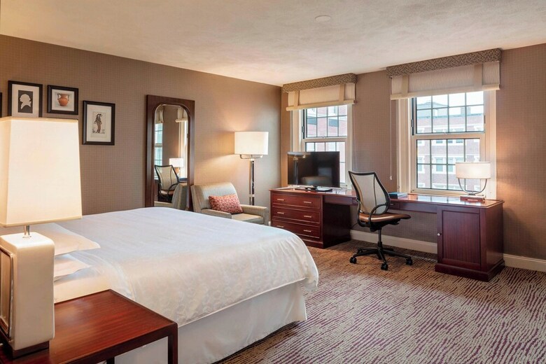 Sheraton Commander Hotel