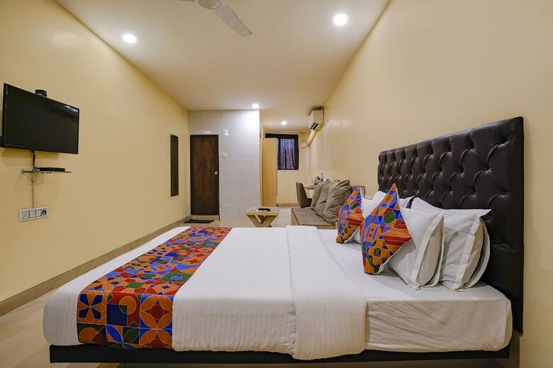 Hotel Fabexpress U Life