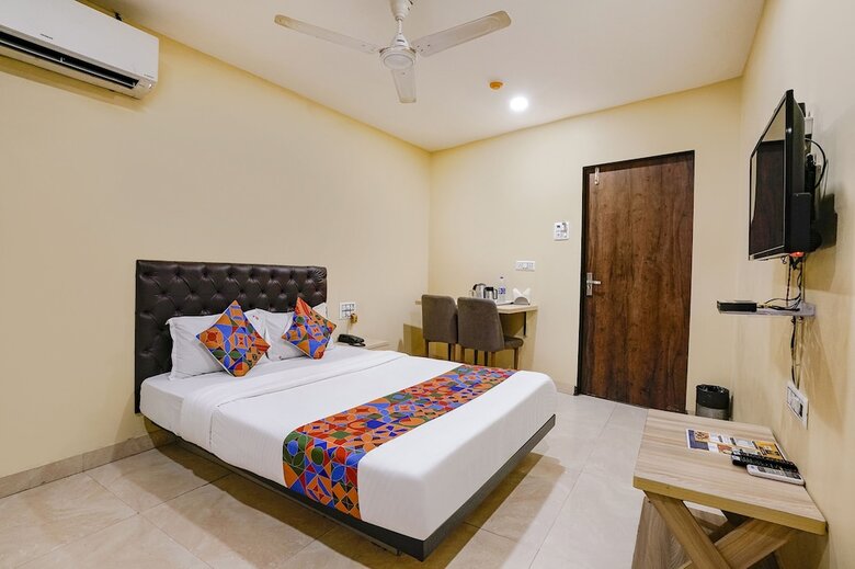 Hotel Fabexpress U Life