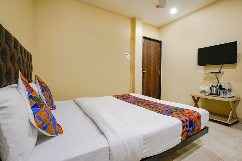 Hotel Fabexpress U Life
