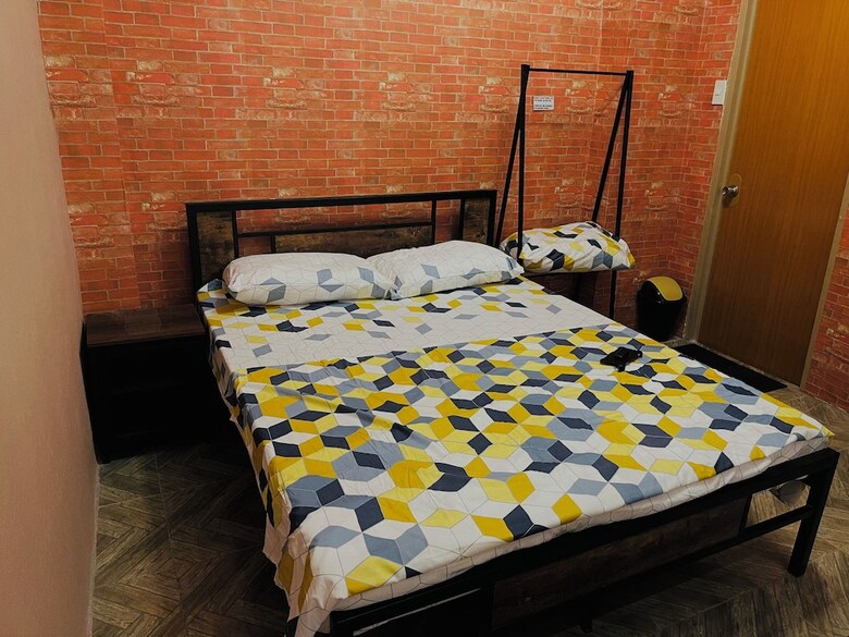 Aparthotel 83 F. Bautista St