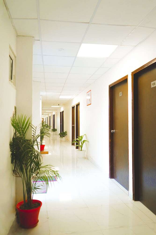 Hotel Roomshala 143 Shubham Residency Sec 70
