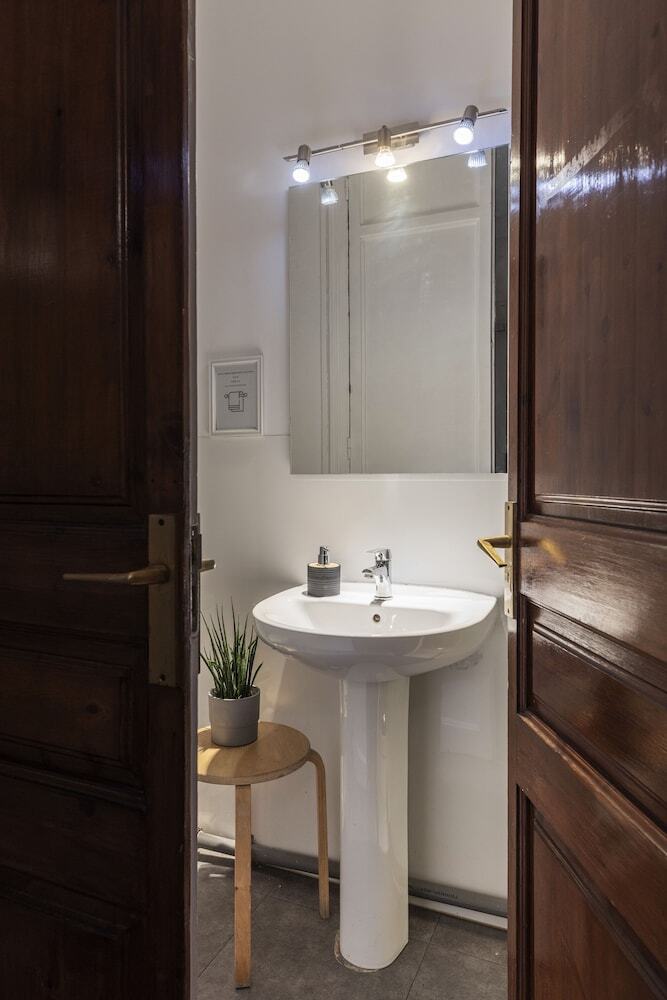 Ally's Guest House Barcelona B&B