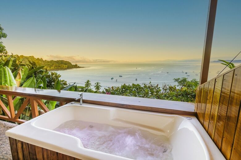 Cotingas Ocean View